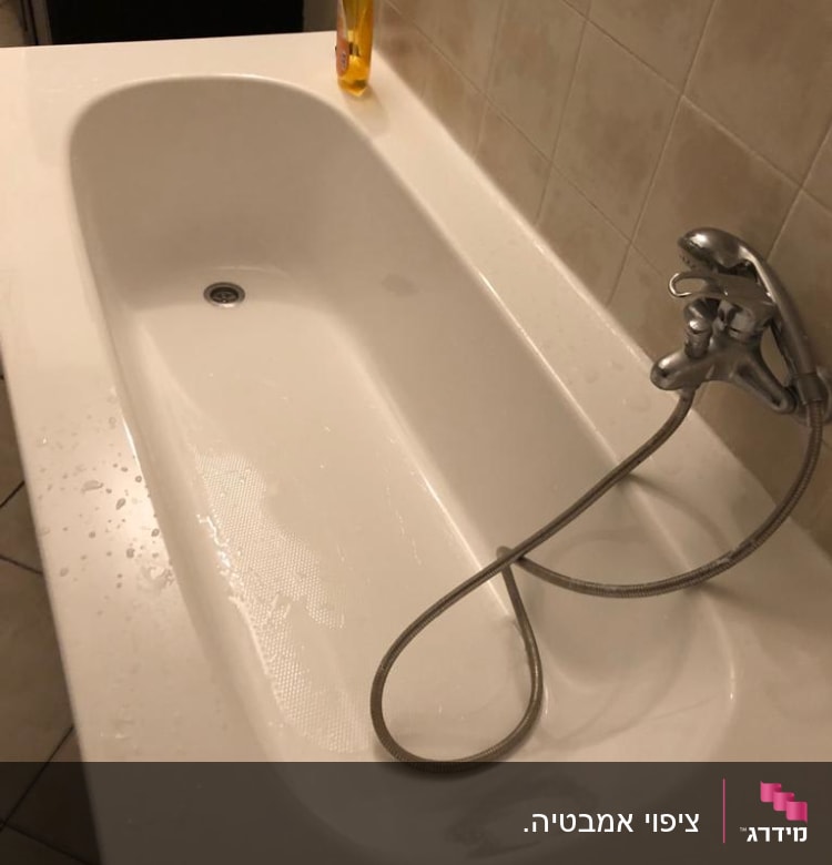 אמבטיה עם ברז ומקלחת יד, בקבוק סבון על הקצה